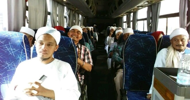Jamaah haji Kloter 17 saat dalam perjalanan menuju Jabal Uhud kemarin.